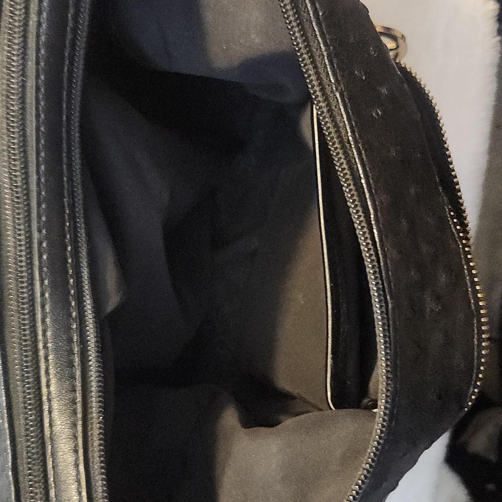 Giani Bernini Elegant Black Embossed‎ Leather Shoulder Bag - Picture 4 of 9